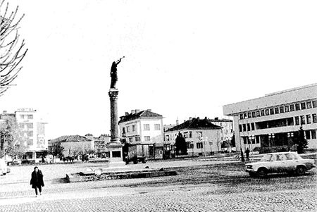 Площада на Севлиево  1980 г. със стария хотел