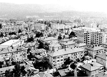 Площада на Севлиево  1980 г. със стария хотел